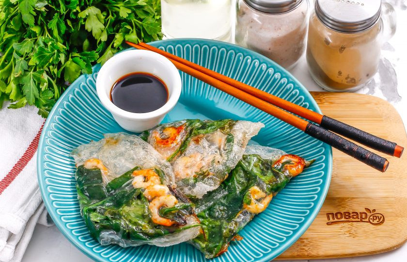 1. Этап. Харумаки: Готовые харумаки выложите на тарелку или блюдо. Подавайте к столу теплыми с соевым соусом, маринованным имбирем, васаби и т.д.