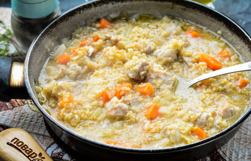 1. Этап. Ячневая каша с мясом: Готовьте кашу с мясом под крышкой на медленном огне 20-25 минут. Если в конце вода еще осталась, откройте крышку и готовьте еще 5 минут, вода испарится.