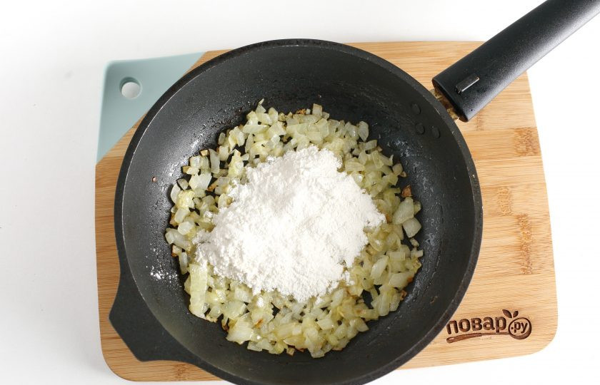 1. Этап. Соус к рису: Добавьте муку.