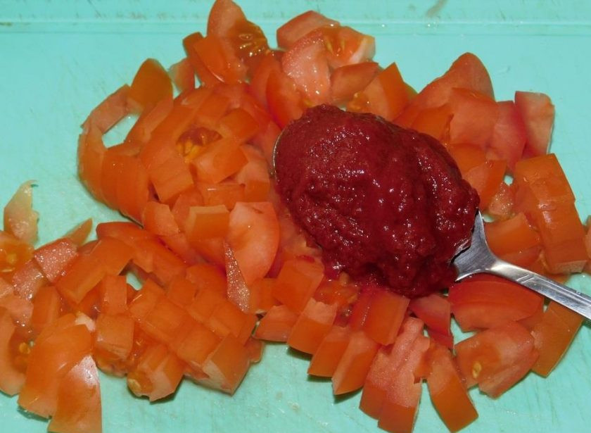 1. Этап. Томатная мясная подлива с грибами: К мясу добавьте нарезанные помидоры и томатную пасту. Перемешайте.