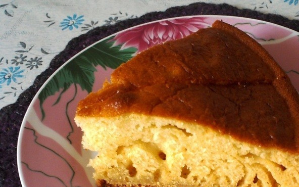 1. Этап. Бисквит на кефире: 5. Разогрейте духовку до температуры 180 градусов. Смажьте емкость для выпекания растительным или другим маслом, вылейте в нее тесто, выпекайте около 25 минут. Приятного аппетита!