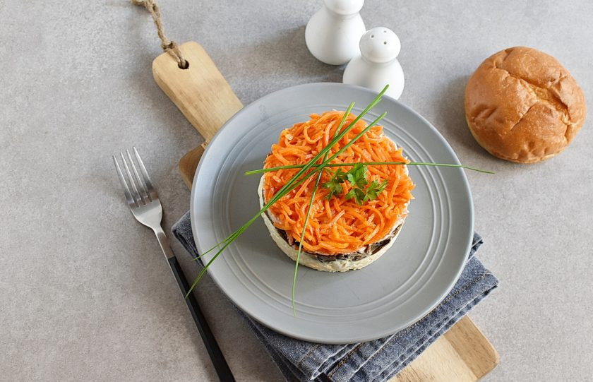 1. Этап. Салат из копченого окорочка: Салат готов! При желании дайте салату постоять полчаса для пропитки в прохладном месте. Но можно подавать сразу. Перед подачей украсьте салат свежей зеленью.