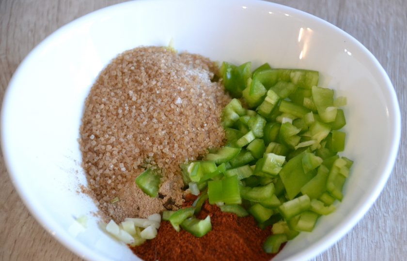 1. Этап. Виндалу из свинины с нектаринами: Добавьте к измельченным перцу, чесноку и имбирю, паприку, черный молотый перец, зиру, тростниковый сахар, корицу, перемешайте.