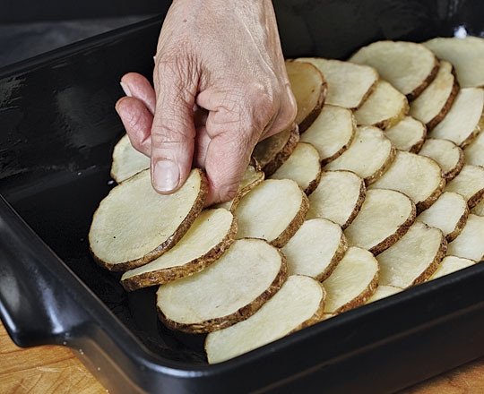 1. Этап. Мусака с баклажанами и картофелем: 6. Жаропрочную форму смажьте маслом. Выложите на дно кружочки обжаренного картофеля.