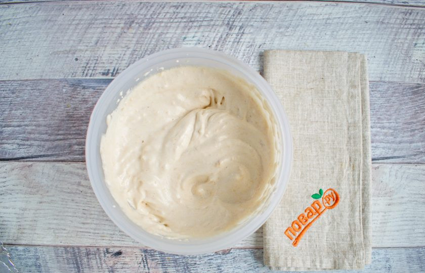 1. Этап. Зефир по ГОСТу: В отдельной емкости соедините яблочное пюре и яичный белок. Взбивайте на большой скорости миксера в течение 5 минут до получения пышной массы.