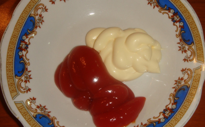 1. Этап. Кусочки курицы в мультиварке: 1. Очень простое и вкусное блюдо - кусочки курицы в мультиварке. Готовится мясо не более сорока минут. Для начала нужно сделать соус: смешайте майонез с кетчупом или любым красным соусом по вкусу (иногда я добавляю даже аджику). Чеснок и специи можете добавлять по вкусу.