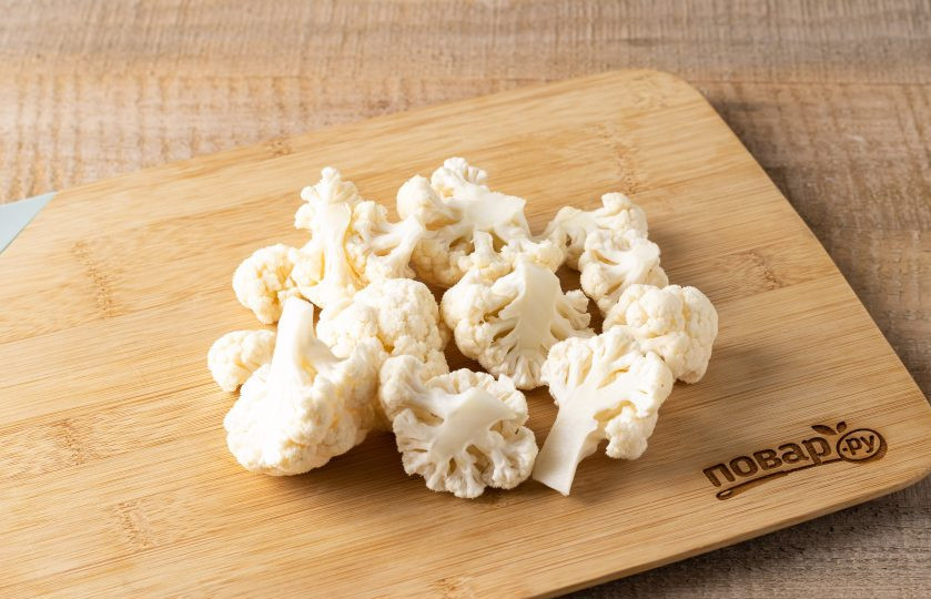 1. Этап. Цветная капуста маринованная с огурцами на зиму: Цветную капусту хорошо промойте, обсушите и разделите на небольшие соцветия.