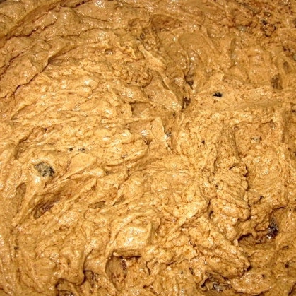 1. Этап. Кекс с изюмом и грецкими орехами: Изюм (без жидкости) вмешиваем в получившуюся массу.