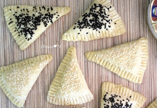 1. Этап. Творожные пирожки с сыром Ассорти: Каждый пирожок смажьте молоком и посыпьте кунжутом.