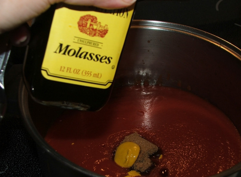 1. Этап. Консервированная фасоль в томатном соусе: Добавьте мед или кленовый сироп. Влейте воду. Доведите до кипения и хорошо перемешайте, чтобы все ингредиенты растворились.