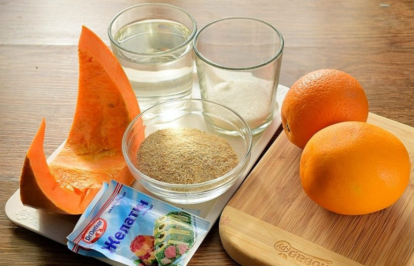 1. Этап. Пряное тыквенное суфле с отрубями: Подготовьте необходимые продукты. Тыкву и апельсины вымойте. Отруби измельчите в кофемолке.