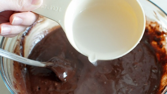 1. Этап. Шоколадный торт с печеньем: 6. Когда масса станет однородной, влейте кипяток. При желании можно использовать кофе, тогда наш шоколадный торт будет иметь легкий кофейный аромат.