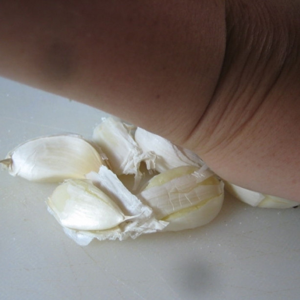 1. Этап. Пицца по-домашнему: Чеснок чистим и нарезаем на тонкие ломтики.