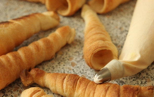 1. Этап. Слоеные трубочки с белковым кремом: Теперь, используя кондитерский мешок, наполните трубочки получившимся кремом.