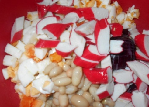 1. Этап. Салат с рисом и крабовыми палочками: Крабовые палочки можно нарезать кубиками, а можно ломтиками побольше.