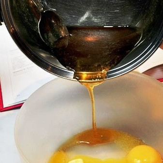 1. Этап. Медовое печенье: Желтки отделяем от белков и растираем со сливочным маслом и приготовленным нами сиропом.