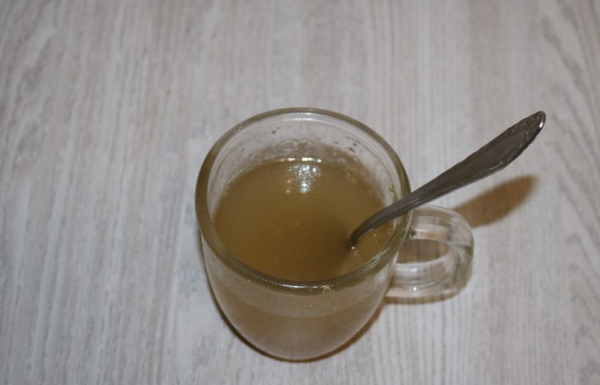 1. Этап. Домашний зельц из свиной рульки: Желатин растворите в 200 мл бульона.