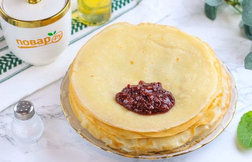 1. Этап. Блины с джемом на сметане: На край блина выложите джем и заверните края блина внутрь. Затем скатайте блин рулетиком. Точно так же поступите и с остальными блинами.