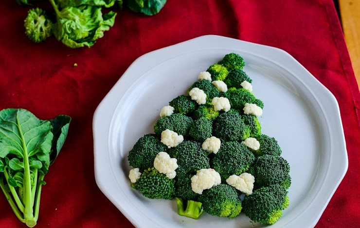 1. Этап. Новогодний салат Елка: 3. В пустоты елочки выложите 