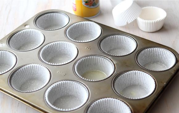 1. Этап. Банановые маффины с медом и арахисовым маслом: 1. Разогреть духовку до 190 градусов и выстелить форму для маффинов с 12 отделениями бумажными вкладышами, а затем сбрызнуть маслом. Отставить в сторону.