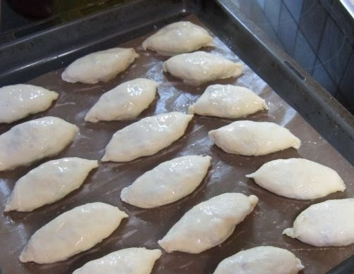1. Этап. Начинка для пирожков с мясом: Можете смазать яйцом. Отправьте в духовку на минут 15-20 при 220 С. Вот такие пирожки с начинкой для пирожков с мясом. Приятного аппетита!