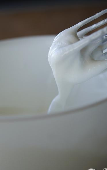 1. Этап. Свекольное суфле с апельсиновым курдом: 3. При помощи миксера взобьем три яичных белка, постепенно и аккуратно добавляем сахар. Взбиваем до мягких пиков, просто пока не растворится сахар. Пока взбивались белки, предварительно смазать формы маслом и присыпать сахарной пудрой. Формы на время убрать в морозилку.