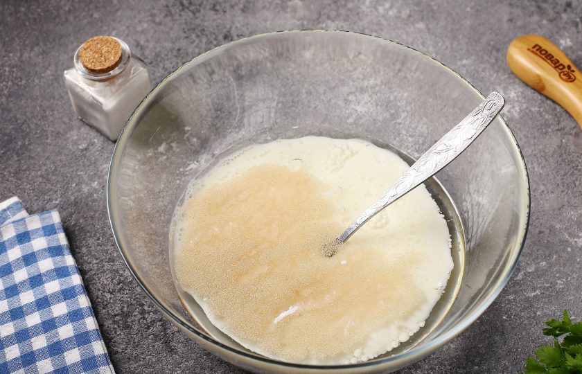 1. Этап. Дрожжевое тесто с содой: Добавьте дрожжи, соль, сахар и соду.