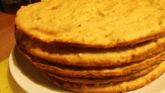 1. Этап. Торт Коровка: 6. Нагрейте духовой шкаф до 180 градусов. Выпекайте до изменения цвета. Параллельно изготавливайте крем. Взбейте в блендере сливки до густого состояния.