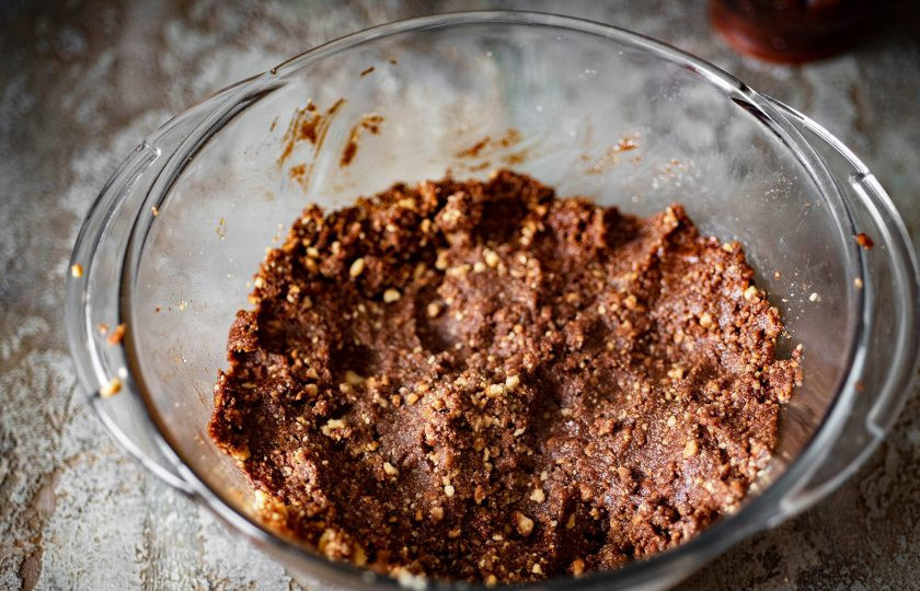 1. Этап. Колбаска Mинутка из печенья: Активно перемешайте ложкой обе смеси до равномерного распределения.