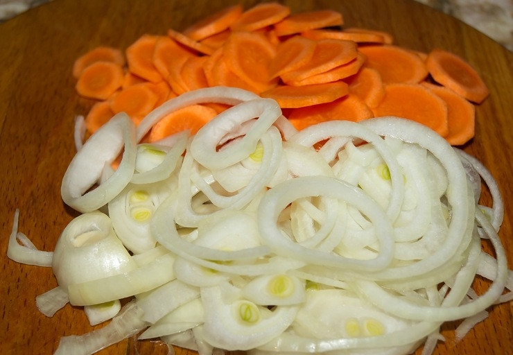 1. Этап. Курица по-татарски: Репчатый лук нарезаем кольцами, а морковь кружочками.