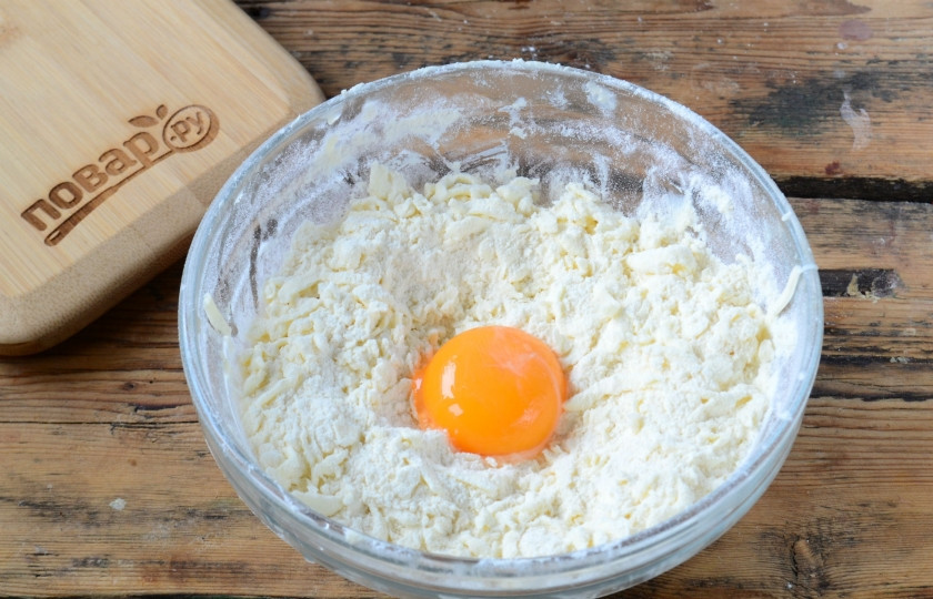 1. Этап. Мокко овальчики: Затем добавьте желток и замесите тесто. Оно должно получиться однородным.