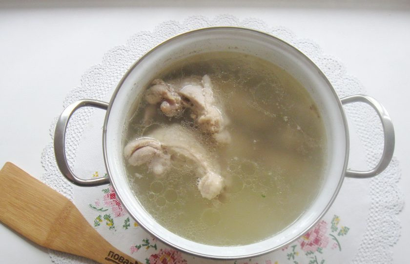 1. Этап. Чыхыртма с курицей: Посолите по вкусу. Огонь убавьте до минимума и варите курицу до готовности.