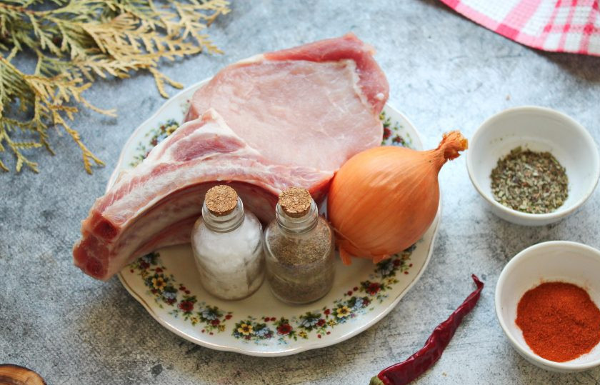 1. Этап. Шашлык из свиной корейки по-армянски: Подготовьте все необходимые ингредиенты для приготовления шашлыка из свиной корейки на кости по-армянски. Корейку сполосните и обсушите салфеткой, репчатый лук почистите и сполосните.