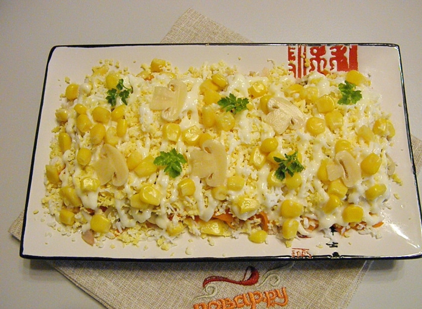 1. Этап. Салат из курицы с майонезом: Последним слоем идет кукуруза, её количество можно увеличить, но, как по мне, много кукурузы добавлять не стоит. Украшение я сделала из грибов и зелени. Салат готов!