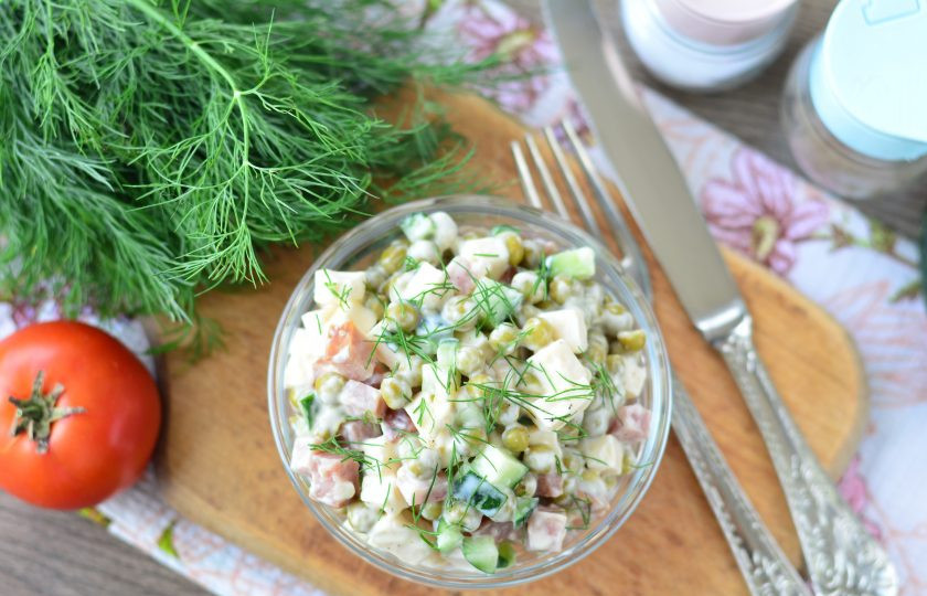 1. Этап. Салат с ветчиной и плавленым сыром: Сразу подавайте к столу. Приятного аппетита!