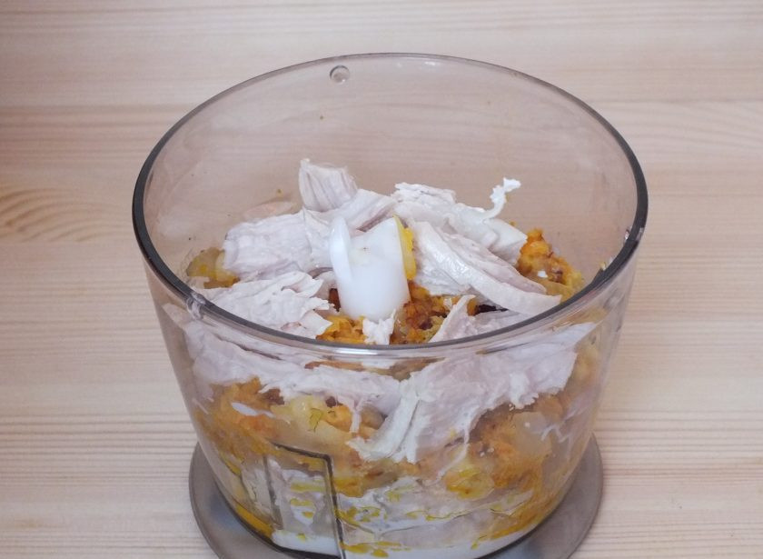 1. Этап. Профитроли с курицей: Возьмите блендер. Положите в него нарезанное отварное куриное филе, обжаренные или тушеные овощи, сливки.