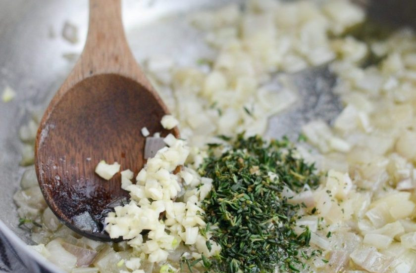 1. Этап. Картофель со сметаной и сыром: 3. Когда лук станет мягким, добавьте к нему измельчённый чеснок и тимьян.