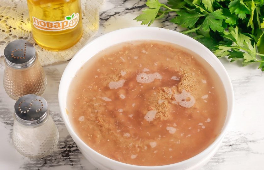 1. Этап. Солёная икра карпа: Залейте рассолом икру и слегка перемешайте. Поместите в холодильник минимум на 6-8 часов, а еще лучше — оставьте на ночь!