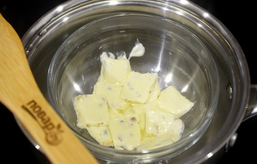 1. Этап. Крем Рафаэлло: 1. Шоколад растопите на водяной бане или в микроволновке.