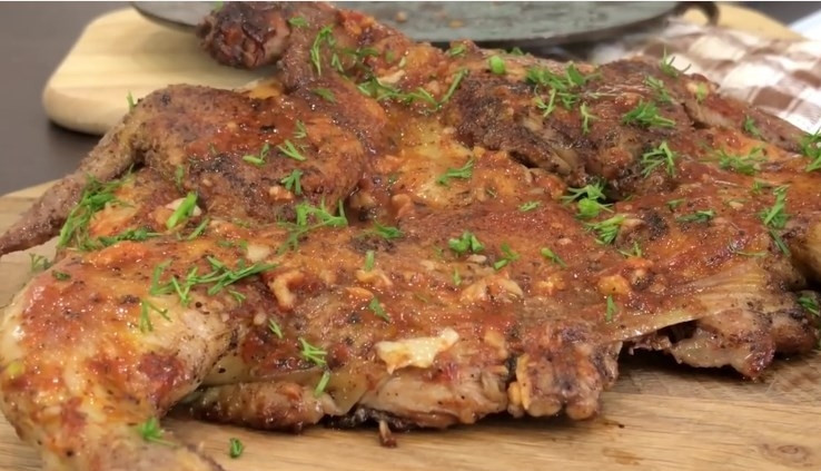 1. Этап. Цыплёнок табака (таПака): 10. Перед подачей на стол можно украсить цыпленка веточками укропа или другой зеленью. Наслаждайтесь!