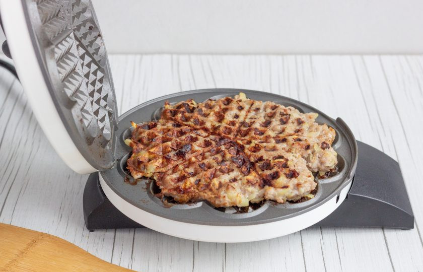 1. Этап. Мясные вафли: Наша мясная вафля-котлетка готова! Подавайте с гарниром или овощами.