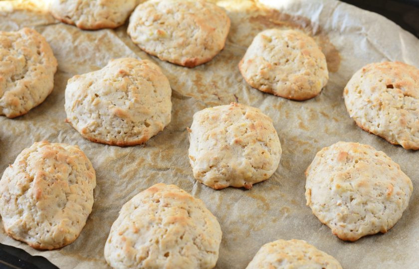 1. Этап. Овсяное печенье на кефире с бананом: Выпекайте печенье в духовке 25 минут при температуре 180 градусов.