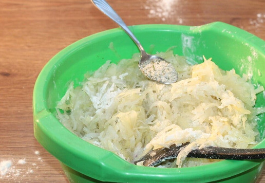 1. Этап. Картофельные лепешки с мясным припеком: 9. Отжимаем картофель руками, убирая лишнюю воду. В миску с картофелем добавляем тертый лук, вбиваем 1 яйцо и 1 куриный желток. Всыпаем специи. Специи - это соль, перец, сухие лук, чеснок и пряные травы. Все это перемешиваем. Добавляем муку (4 ст. л. с хорошей горкой). Затем на разогретом растительном масле жарим на пробу 1 лепешку с 2 сторон. Если плохо жарится, добавляете еще 1 ст. л. муки.