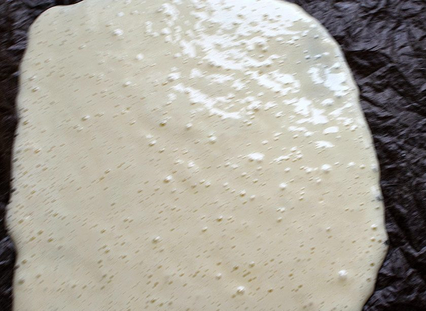 1. Этап. Рулет в кексе «Апельсиновый блюз»: Вылейте тесто на лист с ковриком для выпечки. Разровняйте и выпекайте до розового цвета – буквально несколько минут.