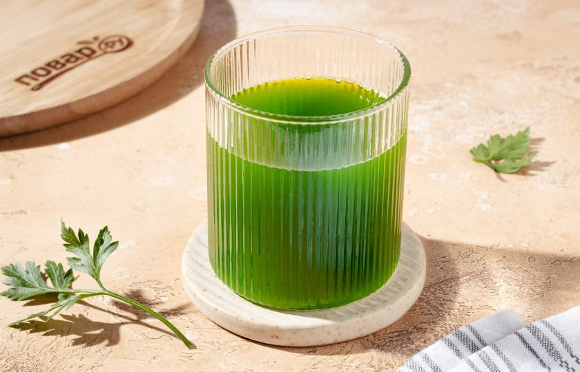 1. Этап. Сок петрушки: После можно разбавить сок петрушки водой по вкусу или употреблять, как есть в небольших дозах. Сок из петрушки готов!