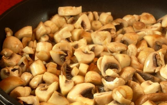1. Этап. Баклажаны с шампиньонами: Шампиньоны обжариваем отдельно от лука, на другой сковороде.