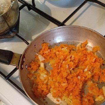 1. Этап. Салат Вкуснейший: Спассеровать овощи на половине сливочного масла.