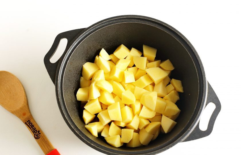 1. Этап. Суп гуляш по-тирольски: Добавьте нарезанный кубиками или соломкой картофель.