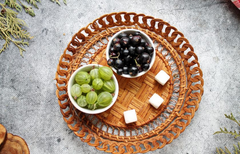 1. Этап. Джем из крыжовника с соком черной смородины: Подготовьте все необходимые ингредиенты для приготовления варенья из крыжовника с соком черной смородины. Ягоды переберите, вымойте и полностью обсушите на полотенце.