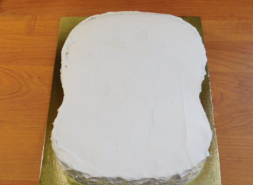 1. Этап. Торт Львенок: Бисквитные коржи пропитайте любым сиропом и прослоите готовым кремом. Соберите торт. Обмажьте верх и бока кремом.